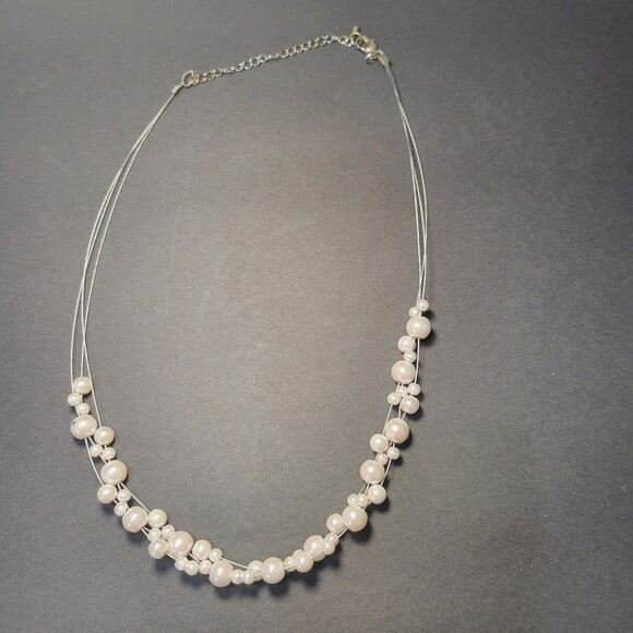 Triple strand faux pearl short necklace - Picture 4 of 8